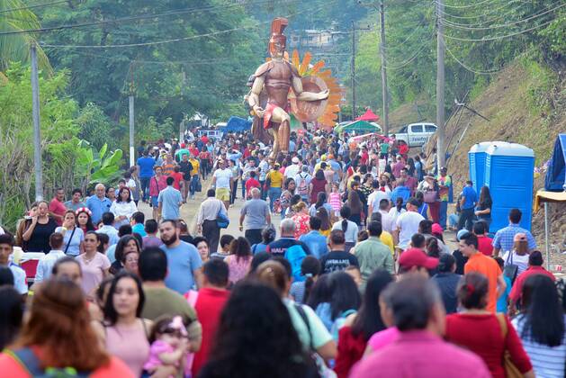 Dozens of people attend the folkloric event Paseo Real de los Chimeneas Gigantes (Royal Walk of the Giant Fireplaces), in Trinidad, Honduras, 07 December 2019. The picturesque town of Trinidad, in western Honduras, pays tribute to the cultures of the world on the Paseo Real de los Chimeneas Gigantes, with 15 huge sculptures that, when closing the cultural day, will be burned on public roads. The tradition, dating from 2001, involves at least 45 sculptors, known as chimneys, and more than 200 volunteers, among children, youth and adults. Honduran people pay tribute to world cultures with giant sculptures !ACHTUNG: NUR REDAKTIONELLE NUTZUNG! Copyright: xJosexVallex AME3898 20191208-637113804080145762