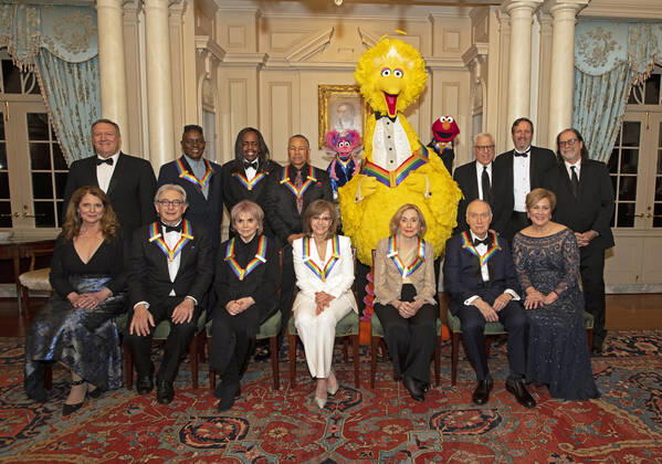 Bilder des Jahres 2019, Entertainment 12 Dezember Entertainment Bilder des Tages The recipients of the 42nd Annual Kennedy Center Honors pose for a group photo following a dinner at the United States Department of State in Washington, D.C. on Saturday, December 7, 2019. From left to right back row: from the band Earth, Wind & Fire, singer Philip Bailey, bassist Verdine White, and percussionist Ralph Johnson; from Sesame Street, Abby, Big Bird, and Elmo. Front row, left to right: Michael Tilson Thomas; Linda Ronstadt; Sally Field; Sesame street founders Joan Ganz Cooney and Dr. Lloyd Morrisett. The 2019 honorees are: Earth, Wind & Fire, Sally Field, Linda Ronstadt, Sesame Street, and Michael Tilson Thomas..Credit: Ron Sachs Pool via CNP WAX20191207262 RONxSACHS