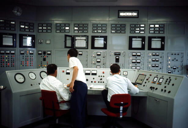 EURATOM annees 60 Ingenieurs au travail a l EURATOM d Ispra (Italie). Photographie par Jean Pottier prise en 1966. Credit : Photo POTTIER KHARBINE-TAPABOR.