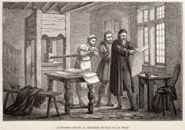 GUTENBERG GUTENBERG (1400-1468) tirant la premiere feuille de la bible . Gravure in. Vie des savants illustres par FIGUIER, 1867. Credit : Collection Grob KHARBINE-TAPABOR.
