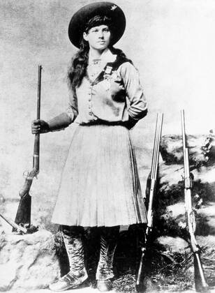Anny OAKLEY Annie OAKLEY (1860-1926). Vedette au tir du cirque de BUFFALO BILL. Photographie anonyme vers 1890. Credit : Coll. D-U KHARBINE-TAPABOR.