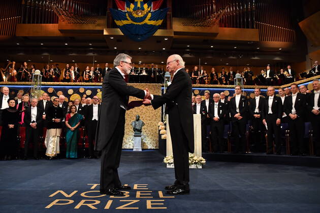 Physiology or Medicine laureate Gregg L Semenza, left, receives the prize from King Carl Gustaf of Sweden, during the Nobel Prize award ceremony, at the Stockholm Concert Hall, in Stockholm, Monday, Dec 10, 2019 STOCKHOLM SWEDEN x10030x,  Copyright: xJonasxEkstromer TTx SWEDEN NOBEL