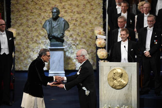 Abhijit Banerjee of India, left, receives the Sveriges Riksbank Prize in Economic Sciences in Memory of Alfred Nobel from King Carl Gustaf of Sweden, during the Nobel Prize award ceremony, at the Stockholm Concert Hall, in Stockholm, Monday, Dec 10, 2019 STOCKHOLM SWEDEN x10060x,  Copyright: xHenrikxMontgomery TTx SWEDEN NOBEL