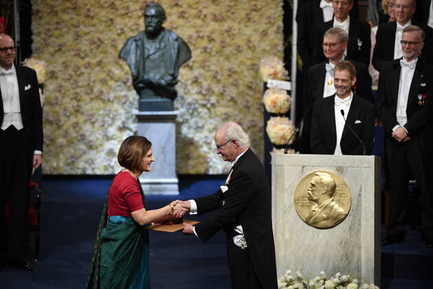 Esther Duflo of France, left, receives the Sveriges Riksbank Prize in Economic Sciences in Memory of Alfred Nobel from King Carl Gustaf of Sweden, during the Nobel Prize award ceremony, at the Stockholm Concert Hall, in Stockholm, Monday, Dec 10, 2019 STOCKHOLM SWEDEN x10060x,  Copyright: xHenrikxMontgomery TTx SWEDEN NOBEL