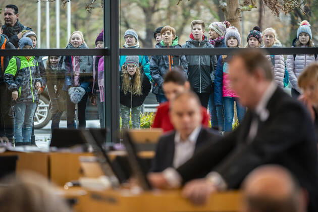 Bilder des Jahres 2019, News 12 Dezember News Bilder des Tages 3. PLENARSITZUNG IM THÜRINGER LANDTAG 12 12 2019 - Erfurt: Besucher des Landtags schauen durch das Fenster während der Thüringer Ministerpräsident Bodo Ramelow (DIE LINKE) die Regierungserklärung zum Thüringen-Monitor 2019 ab gibt in der 3. Plenarsitzung des Thüringer Landtags am 12. Dezember 2019. _________________
