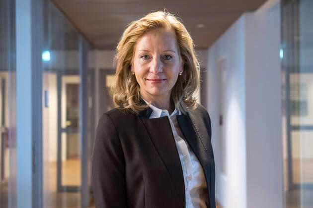 Die Intendantin des Rundfunks Berlin-Brandenburg (RBB), Patricia Schlesinger (Foto vom 07.11.19), sieht neue Sparrunden auf ihren Sender zukommen. Die angekuendigte Erhoehung des Rundfunkbeitrags um 86 Cent, die deutlich unter den Bedarfsanmeldungen der oeffentlich-rechtlichen Sender liegt, treffe die kleinen und mittleren Sender besonders, sagte Schlesinger dem Evangelischen Pressedienst (epd). Der RBB sei bereits sehr schlank aufgestellt, er habe kein Polster: Da bleibt wenig Speck auf der Rippe. Wir stecken das meiste Geld ins Programm. (Siehe epd-Gespraech vom 12.12.2019) RBB-Intendantin warnt vor weiteren Sparrunden