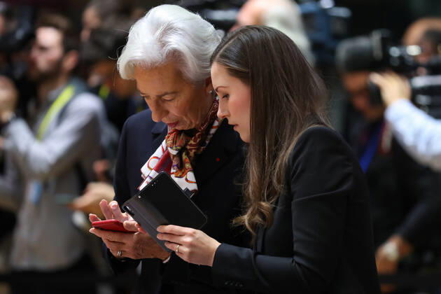 Bilder des Jahres 2019, News 12 Dezember News Bilder des Tages (191213) -- BRUSSELS, Dec. 13, 2019 -- Finnish Prime Minister Sanna Marin (R) talks with European Central Bank President Christine Lagarde before a round-table meeting at the second day of the EU summit at the EU headquarters in Brussels, Belgium, Dec. 13, 2019. ) BELGIUM-BRUSSELS-EU-SUMMIT ZhangxCheng 