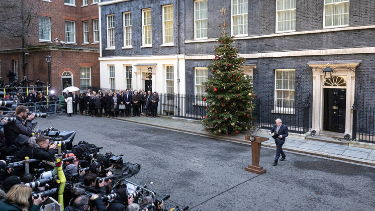 Bilder des Jahres 2019, News 12 Dezember News Bilder des Tages December 13, 2019, London, London, UK: London, UK. Prime Minister Boris Johnson delivers a speech outside 10 Downing Street after winning a majority for the Conservatives in the 2019 General Election. London UK  - ZUMAl94_ 20191213_zaf_l94_237 Copyright: xRobxPinneyx