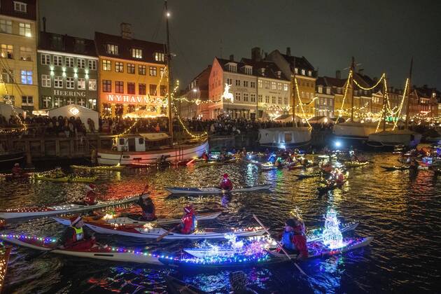 Bilder des Jahres 2019, News 12 Dezember News Bilder des Tages Kajakroerne holder Lucia-optog i Koebenhavns Havn, fredag den 13. december 2019.. , Copenhagen Denmark