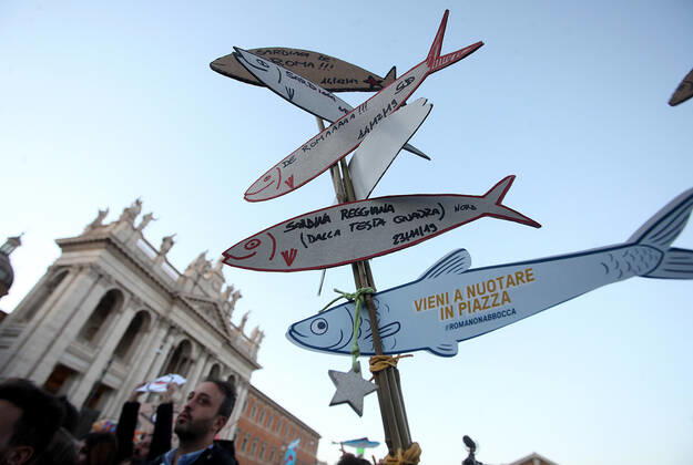 Bilder des Jahres 2019, News 12 Dezember News Bilder des Tages Italien, Sardinen protestieren in Rom Rome, protest of sardines against Pictured fascism:  Copyright: xPieroxTenaglix xIPAx xPieroxTenaglix