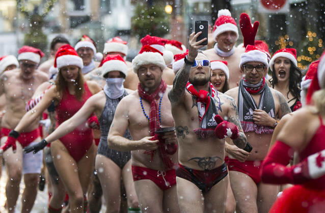 Bilder des Jahres 2019, News 12 Dezember News Bilder des Tages (191214) -- TORONTO, Dec. 14, 2019 -- A participant takes a selfie as he takes part in the 2019 Toronto Santa Speedo Run in Toronto, Canada, Dec. 14, 2019. Dozens of participants dressed in bathing suits and Santa Claus hats took part in this annual event on Saturday to raise money for sick kids. (Photo by Xinhua) CANADA-TORONTO-SANTA SPEEDO RUN ZouxZheng 