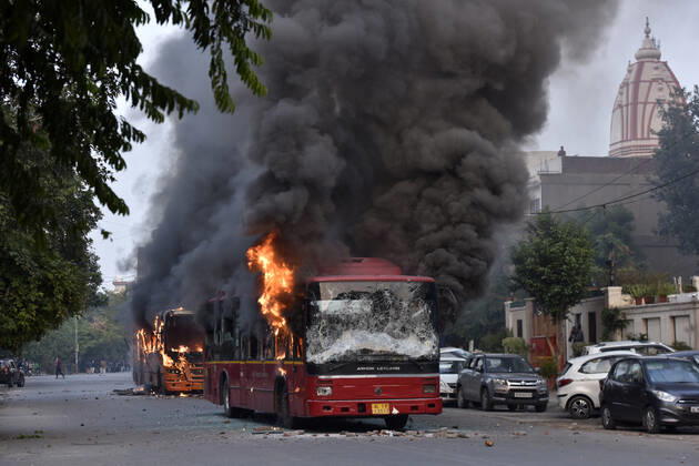 Bilder des Jahres 2019, News 12 Dezember News Bilder des Tages NEW DELHI, INDIA - DECEMBER 15: A burning bus is seen after it was set on fire by demonstrators during a protest against a the Citizenship Amendment Act, at New Friends Colony on December 15, 2019 in New Delhi, India. Protestors torched four public buses and two police vehicles as they clashed with police in New Friends Colony near Jamia Millia Islamia during a demonstration against the amended Citizenship Act on Sunday, leaving nearly 60 people including students, cops and fire fighters injured. (Photo by Sanjeev Verma Hindustan Times) Buses Torched, Nearly 60 Injured During Protest Against Citizenship Law Near Jamia University