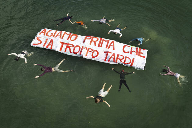 Bilder des Jahres 2019, News 12 Dezember December 15, 2019, Roma, Roma, Italy: Act before is too lateÃ¢â‚¬Â (in Italian Ã¢â‚¬oeAgiamo prima che sia troppo tardiÃ¢â‚¬Â)..Fake drown people flash mob by Extinction Rebellion in Roma in the lake of EUR neighborhood.. xtinction Rebellion, is a non-political movement with the stated aim of using civil disobedience to compel government action on climate breakdown, biodiversity loss, and the risk of social and ecological collapse. Roma Italy - ZUMAt147 20191215_zip_t147_004 Copyright: xMatteoxTrevisanx