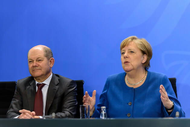 Bundesfinanzminister Olaf Scholz (SPD) und Bundeskanzlerin Angela Merkl (CDU) während der Pressekonferenz im Berliner Bundeskanzleramt anlässlich der Unterzeichnung einer Absichtserklärung durch Vertreter der Bundesregierung und verschiedener Verbände und Institutionen zur Fachkräftezuwanderung. Federal Minister of Finance Olaf Scholz (SPD) and chancellor Angela Merkel (CDU) during the press conference in the Federal Chancellery in Berlin on the occasion of the signing of a letter of intent by representatives of the Federal Government and various associations and institutions on the migration of skilled workers. snapshot-photography F.Boillot