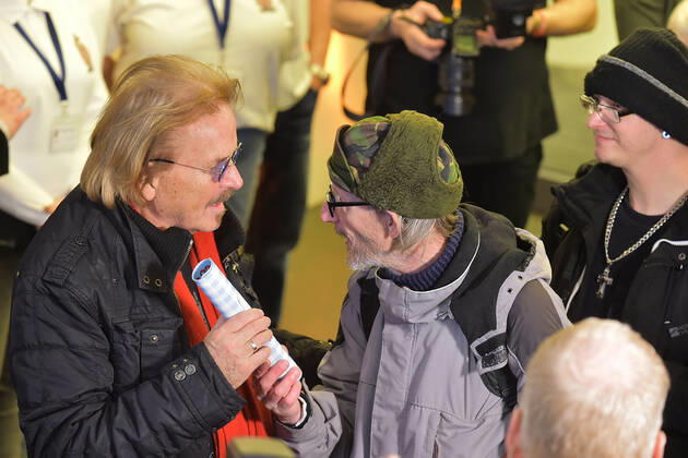 25 Jahre Frank Zander Weihnachtsfest Frank Zander begruesst seine Gaeste Reinhard Mey, Liedermacher, Songwriter 25 Jahre Frank Zander Obdachlosen-Weihnachtsfeier fuer Obdachlose im Estrel Hotel in Berlin am 20.12.2019