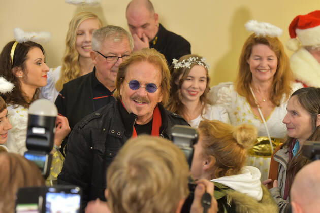 25 Jahre Frank Zander Weihnachtsfest Frank Zander begruesst seine Gaeste Reinhard Mey, Liedermacher, Songwriter 25 Jahre Frank Zander Obdachlosen-Weihnachtsfeier fuer Obdachlose im Estrel Hotel in Berlin am 20.12.2019