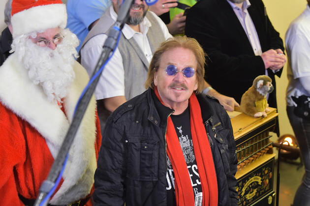 25 Jahre Frank Zander Weihnachtsfest Frank Zander begruesst seine Gaeste Reinhard Mey, Liedermacher, Songwriter 25 Jahre Frank Zander Obdachlosen-Weihnachtsfeier fuer Obdachlose im Estrel Hotel in Berlin am 20.12.2019