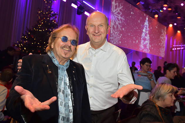 25 Jahre Frank Zander Weihnachtsfest Frank Zander, Dietmar Woidke Reinhard Mey, Liedermacher, Songwriter 25 Jahre Frank Zander Obdachlosen-Weihnachtsfeier fuer Obdachlose im Estrel Hotel in Berlin am 20.12.2019