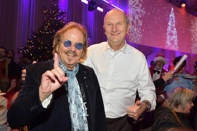 25 Jahre Frank Zander Weihnachtsfest Frank Zander, Dietmar Woidke Reinhard Mey, Liedermacher, Songwriter 25 Jahre Frank Zander Obdachlosen-Weihnachtsfeier fuer Obdachlose im Estrel Hotel in Berlin am 20.12.2019