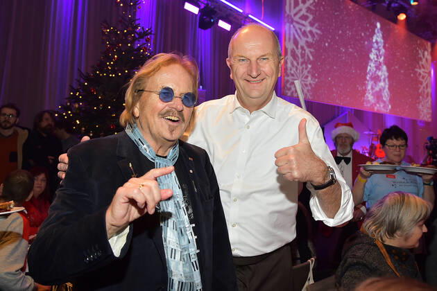 25 Jahre Frank Zander Weihnachtsfest Frank Zander, Dietmar Woidke Reinhard Mey, Liedermacher, Songwriter 25 Jahre Frank Zander Obdachlosen-Weihnachtsfeier fuer Obdachlose im Estrel Hotel in Berlin am 20.12.2019