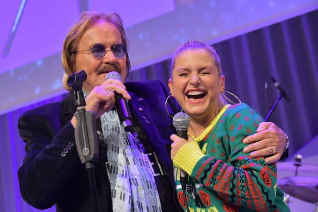25 Jahre Frank Zander Weihnachtsfest FRank Zander, Jeanette Biedermann 25 Jahre Frank Zander Obdachlosen-Weihnachtsfeier fuer Obdachlose im Estrel Hotel in Berlin am 20.12.2019