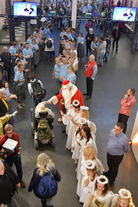 25 Jahre Frank Zander Weihnachtsfest Frank Zanders Helfer begruessen die Gaeste 25 Jahre Frank Zander Obdachlosen-Weihnachtsfeier fuer Obdachlose im Estrel Hotel in Berlin am 20.12.2019