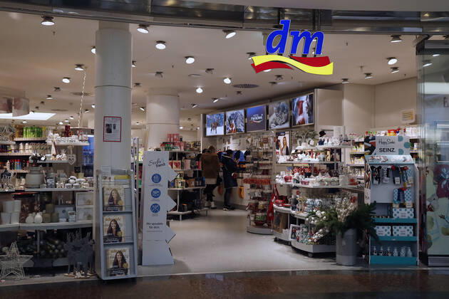 Düsseldorf, Deutschland, 21.12.2019 Der Eingang zu einer Filiale der Drogerie Marktkette DM in den Schadow Arkaden in der Innenstadt in Düsseldorf