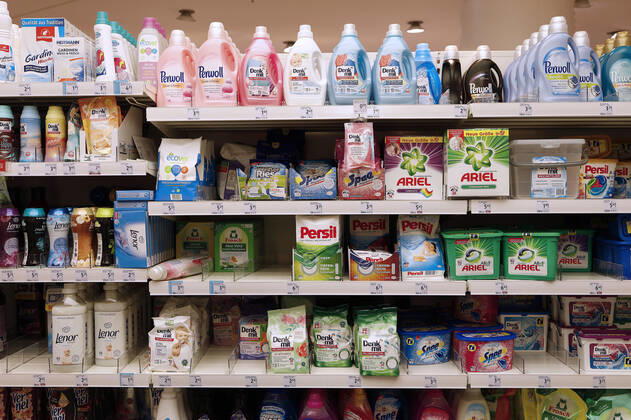 Düsseldorf, Deutschland, 21.12.2019 Waschmittel in einem Regal der Drogerie Marktkette DM in den Schadow Arkaden in der Innenstadt in Düsseldorf