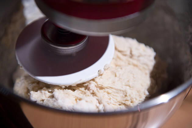 IMAGO Creative: Haushaltsgeräte - Küchenmaschine Herford, Deutschland 23.12.2019: Symbol Backen Teig wird in einer Küchenmaschine zubereitet , Herford Nordrhein-Westfalen Deutschland Gesamtschule Friedenstal