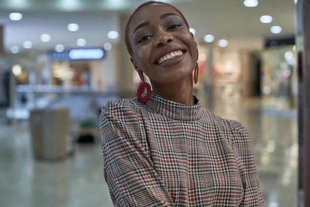 IMAGO Creative: Clickbait, Modetrends Portrait of young smiling woman with short hair model released Symbolfoto VEGF01113