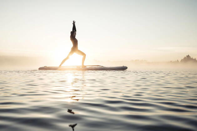 IMAGO Creative: Clickbait, Sport und Fitness Woman practicing paddle board yoga on lake Kirchsee in the morning, Bad Toelz, Bavaria, Germany model released Symbolfoto  WFF00203
