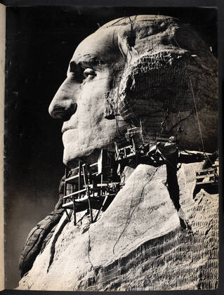 MONT RUSHMORE annees 40 Echaffaudages sur la sculpture du president George Washington au Mont Rushmore. Photographie de 1941, date de la fin de la construction. annees 40. Credit : Collection British Library KHARBINE-TAPABOR.