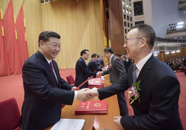 (200110) -- BEIJING, Jan. 10, 2020 -- Chinese President Xi Jinping, also general secretary of the Communist Party of China (CPC) Central Committee and chairman of the Central Military Commission, other leaders and China s top science award winners Huang Xuhua and Zeng Qingcun, present certificates to representatives of the winners of the State Natural Science Award, the State Technological Invention Award, the State Scientific and Technological Progress Award, and the International Science and Technology Cooperation Award during an annual ceremony to honor distinguished scientists, engineers and research achievements at the Great Hall of the People in Beijing, capital of China, Jan. 10, 2020. Huang Xuhua is an academician of the Chinese Academy of Engineering who worked at a research institute of the former China Shipbuilding Industry Co