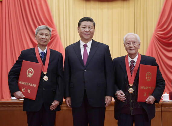 News Bilder des Tages (200110) -- BEIJING, Jan. 10, 2020 -- Chinese President Xi Jinping, also general secretary of the Communist Party of China (CPC) Central Committee and chairman of the Central Military Commission, presents China s top science award to Huang Xuhua (R) and Zeng Qingcun (L) during an annual ceremony to honor distinguished scientists, engineers and research achievements at the Great Hall of the People in Beijing, capital of China, Jan. 10, 2020. Huang Xuhua is an academician of the Chinese Academy of Engineering who worked at a research institute of the former China Shipbuilding Industry Corporation, and Zeng Qingcun is a famous meteorologist from the Institute of Atmospheric Physics under the Chinese Academy of Sciences (CAS). ) CHINA-BEIJING-TOP SCIENCE AWARD (CN) LixXueren 