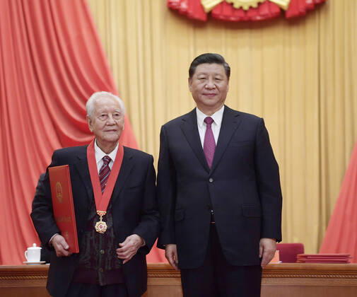 (200110) -- BEIJING, Jan. 10, 2020 -- Chinese President Xi Jinping, also general secretary of the Communist Party of China (CPC) Central Committee and chairman of the Central Military Commission, presents the award to China s top science award winner Huang Xuhua during an annual ceremony to honor distinguished scientists, engineers and research achievements at the Great Hall of the People in Beijing, capital of China, Jan. 10, 2020. Huang Xuhua is an academician of the Chinese Academy of Engineering who worked at a research institute of the former China Shipbuilding Industry Corporation. ) CHINA-BEIJING-TOP SCIENCE AWARD (CN) LixXueren 
