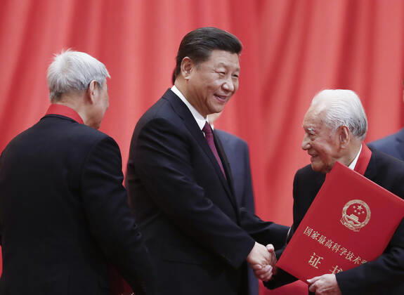 (200110) -- BEIJING, Jan. 10, 2020 -- Chinese President Xi Jinping, also general secretary of the Communist Party of China (CPC) Central Committee and chairman of the Central Military Commission, presents China s top science award to Huang Xuhua (R) and Zeng Qingcun (L) during an annual ceremony to honor distinguished scientists, engineers and research achievements at the Great Hall of the People in Beijing, capital of China, Jan. 10, 2020. Huang Xuhua is an academician of the Chinese Academy of Engineering who worked at a research institute of the former China Shipbuilding Industry Corporation, and Zeng Qingcun is a famous meteorologist from the Institute of Atmospheric Physics under the Chinese Academy of Sciences (CAS). (Photo by Sheng Jiapeng Xinhua) CHINA-BEIJING-TOP SCIENCE AWARD (CN) XinxHuashefa 