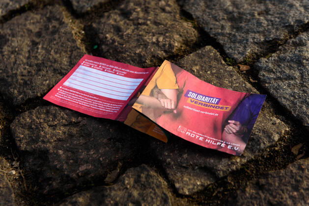 Berlin, Gedenken an Luxemburg und Liebknecht Deutschland, Berlin - 12.01.2020: Im Bild ist ein Flyer der Roten Hilfe e.v. zu sehen. Berlin Berlin Deutschland