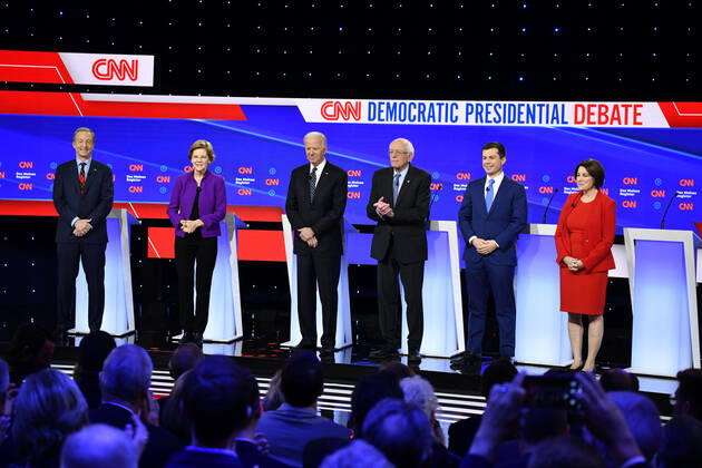 Bilder des Jahres 2020, News 01 Januar News Themen der Woche KW03 News Bilder des Tages January 14, 2020, Des Moines, Iowa, U.S: TOM STEYER, left, Senator ELIZABETH WARREN, former Vice President JOE BIDEN, Senator BERNIE SANDERS, former Mayor PETE BUTTIGIEG, and Senator AMY KLOBUCHAR on stage before the CNN Democratic Presidential Debate on the campus of Drake University. Des Moines USA - ZUMAz03_ 20200114_new_z03_005 Copyright: xEdwardxM.xPioRodax