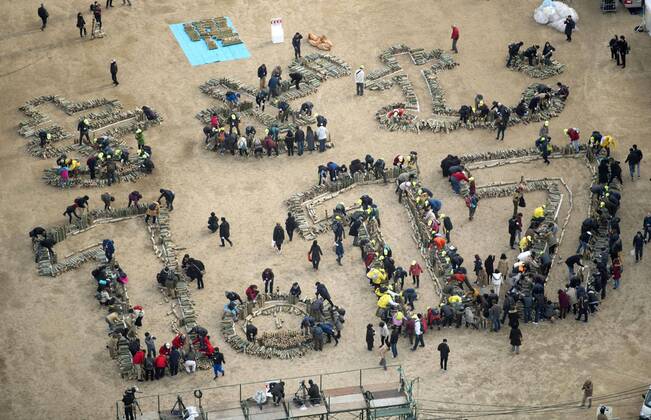 Bilder des Jahres 2020, News 01 Januar News Themen der Woche KW03 News Bilder des Tages 25th anniversary of Kobe quake Bamboo lanterns are set up at the venue of a memorial ceremony at an amusement park in Kobe on Jan. 16, 2020, the eve of the 25th anniversary of the massive earthquake that hit the western Japan city and its vicinity, killing more than 6,000 people.
