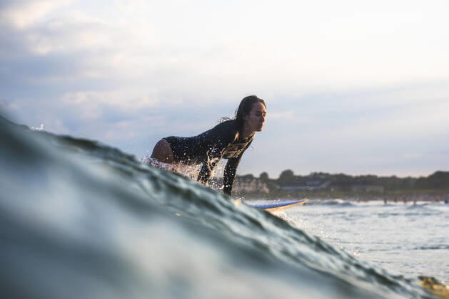 IMAGO Creative: 2021 Favoriten Woman Surfing at Sunset Narragansett, Rhode Island CR_CABR191103A-231031-01