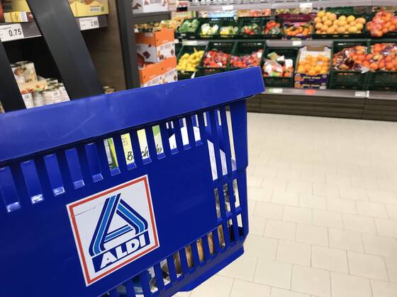 Einkaufskorb von Aldi Nord in einer Filiale in Hamburg 20.01.2020