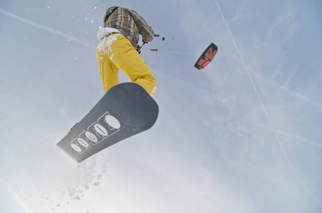 IMAGO Creative: Alternativer Wintersport Snowkite