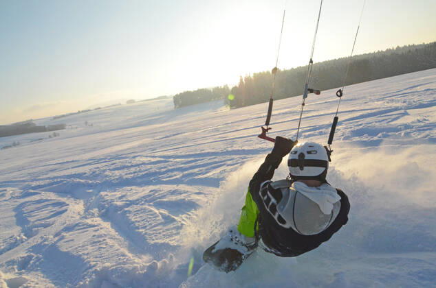 IMAGO Creative: Alternativer Wintersport Snowkite