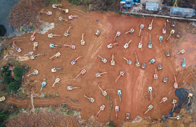 Bilder des Jahres 2020, News 01 Januar News Themen der Woche KW04 (200124) -- WUHAN, Jan. 24, 2020 -- Aerial photo taken on Jan. 24, 2020 shows mechanical equipment working at the contruction site of a special hospital in the Caidian District of western suburb of Wuhan, central China s Hubei Province. The central China metropolitan of Wuhan will follow Beijing s SARS treatment model to build a special hospital for admitting patients infected in the outbreak of pneumonia caused by the novel coronavirus. The Wuhan headquarters for the control and treatment of pneumonia caused by the novel coronavirus said on Friday the upcoming hospital designed to have an area of 25,000 square meters will be put into use by Feb. 3. TO GO WITH China Focus: Wuhan to follow Beijing s SARS treatment model in new coronavirus control ) CHINA-WUHAN-NEW CORONAVIRUS CONTROL-SPECIAL HOSPITAL (CN) XiaoxYijiu 