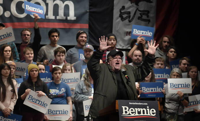 Bilder des Jahres 2020, News 01 Januar News Themen der Woche KW04 News Bilder des Tages Film maker and activist Michael Moore make remarks on behalf of Democratic presidential candidate for 2020 Vermont Sen. Bernie Sanders during a campaign rally in Ames, Iowa, Saturday, January 25, 2020. Candidates continue to campaign ahead of Iowa s first-in-the-nation-caucuses on February 3.  IAP20200125510 MIKExTHEILER