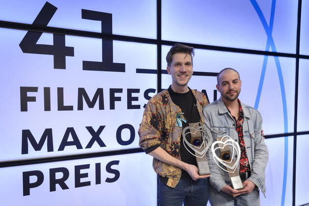 Bilder des Jahres 2020, Entertainment 01 Januar Die Preise beim Filmfestival Max Ophüls werden am Samstag (25.01.2020) im E-Werk in Saarbrücken verliehen. Insgesamt werden 16 Preise ausgelobt, darunter bester Film und beste Schauspieler. Nach der Preisverlehung feiern die Gäste ausgelassen auf der Filmparty. Bester Spielfilm wird Neubau von Johannes Maria Schmit (li.). Gleichzeitig erhält Tucke Royale (re.) für Buch und Schauspiel im Film Neubau den May Ophüls Preis für den gesellschaftlich relevanten Film 2020