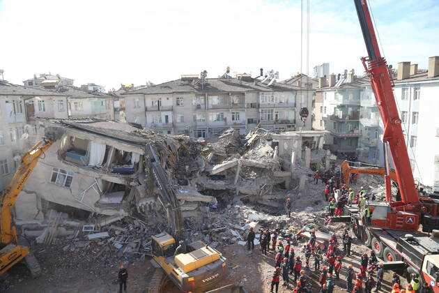Bilder des Jahres 2020, News 01 Januar News Themen der Woche KW04 News Bilder des Tages (200126) -- ELAZIG (TURKEY), Jan. 26, 2020 (Xinhua) -- Rescuers work on the site after an earthquake in the province of Elazig, Turkey, on Jan. 26, 2020. The death toll from a strong earthquake that rocked eastern Turkey on Friday has risen to 36, with 1,607 people injured, the Disaster and Emergency Management Authority (AFAD) reported on Sunday. (Photo by Mustafa Kaya Xinhua) TURKEY-ELAZIG-EARTHQUAKE-DEATH TOLL 