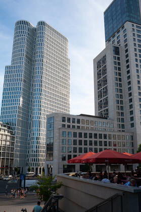 IMAGO Kreativ: Urbane Kultur - Sommer auf den Dächern 08.06.2018, Berlin, Deutschland, Europa - Blick auf den Upper West Gebaeudekomplex und das Waldorf Astoria Hotel in Berlin-Charlottenburg.