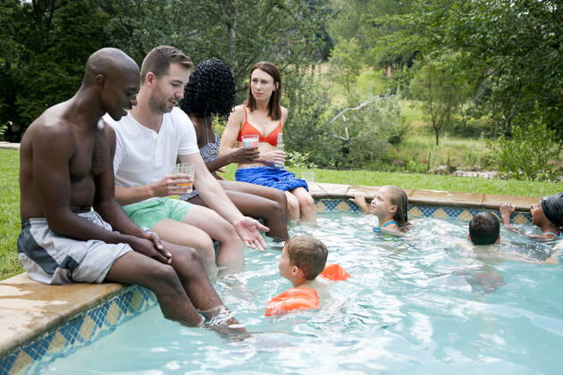 People having fun at the pool  Copyright: xElmarixJoubert xGreatstockx PE-151-0081G