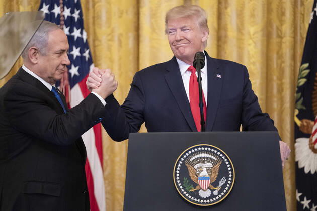 Bilder des Jahres 2020, News 01 Januar News Themen der Woche KW05 News Bilder des Tages January 28, 2020, Washington, District of Columbia, U.S.: President DONALD TRUMP listens as Israeli Prime Minister BENJAMIN NETANYAHU addresses his remarks Tuesday, Jan. 28, 2020, in the East Room of the White House, during the unveiling of the Trump administration s Middle East Peace Plan. Washington U.S. - ZUMAz03_ 20200128_sha_z03_193 Copyright: xShealahxCraigheadx